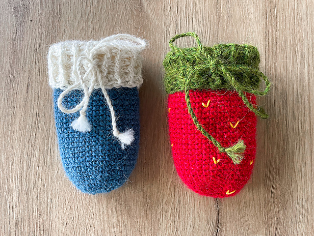 Classic Baby Mittens with Ribbon