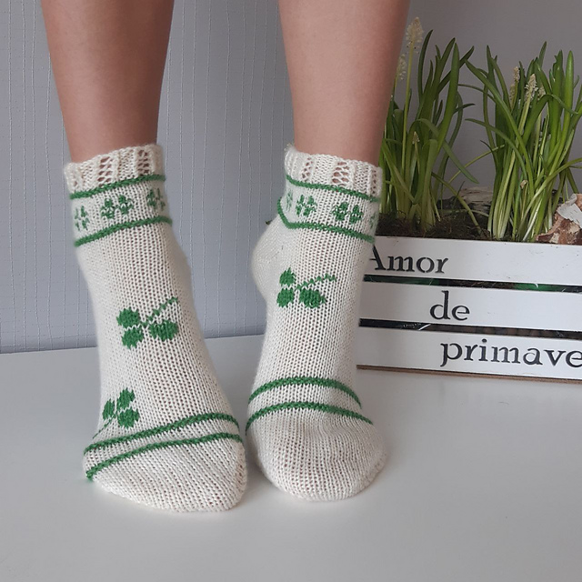 Clover motif socks