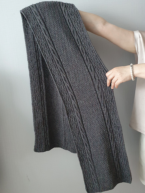 Cable knit scarf