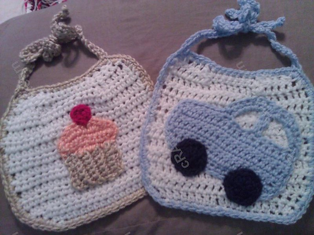 Easy Baby Bib with Contrast Trim