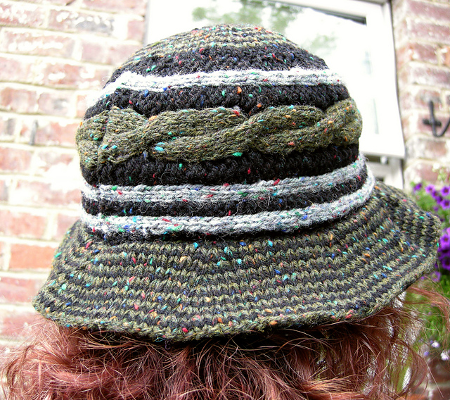 Hat with cable crown
