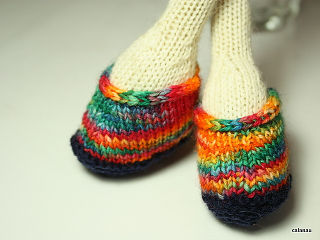 Strikkedukker: Bunte Schuhe