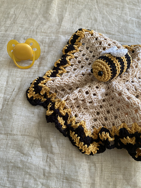 Hexagon Bee Lovey