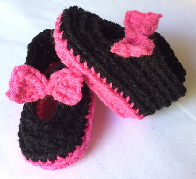 child booties with bow