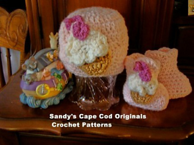 243 Cupcake Beanie and Booties Baby Set