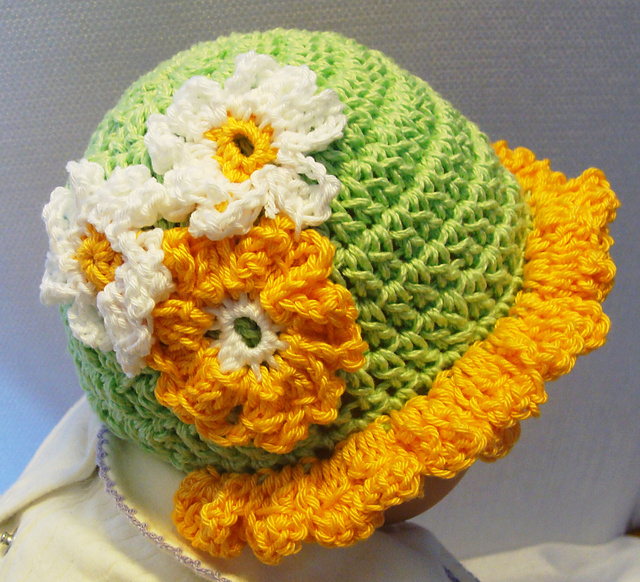 160r Daisy Beanie and Baby Booties Set