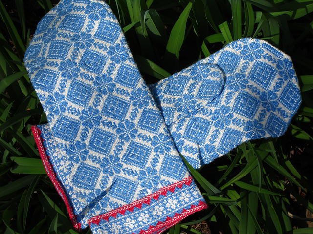 Diamonds and Roses Silk Mittens