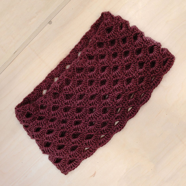 Scalloped Eyelets Cowl
