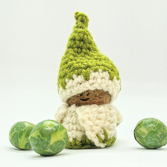 Gnome dressed as a snowdrop