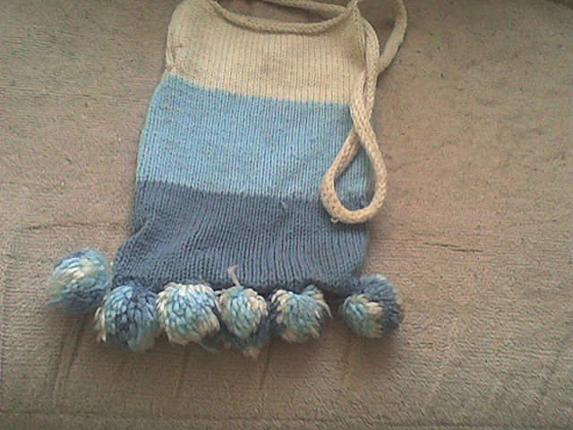 Seamless pom-pom bag