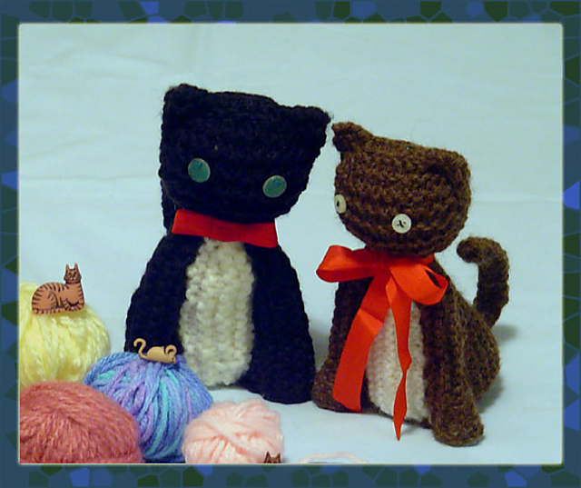 Knitted sitting cats