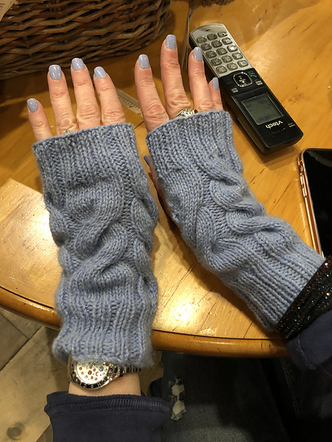 Cashmere cabled mitts
