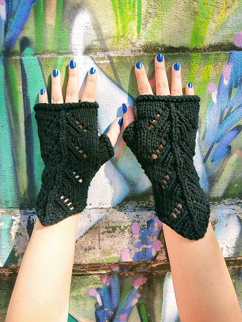HOLIDAY Mitts