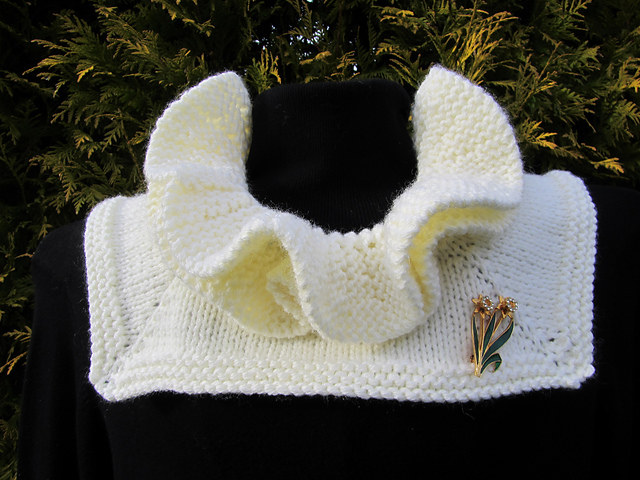 Diana Ruffle Neck Warmer