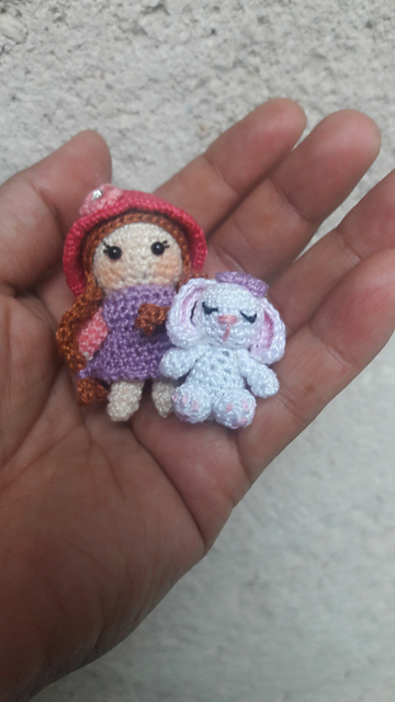 Muñequita con conejo