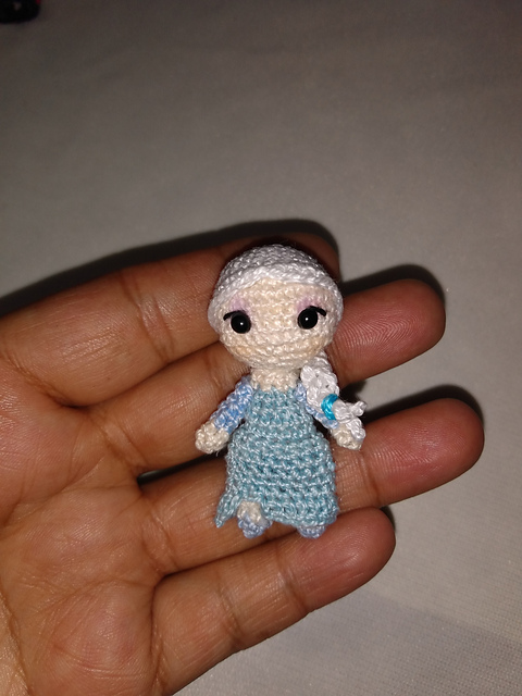 MINI ELSA FROZEN AMIGURUMI