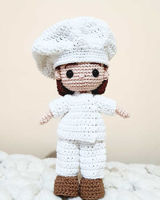 ravelry-chef-dress-up-doll-pattern-by-maria-manika