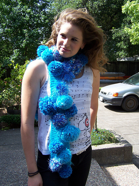 Fashion-Fun Pompom Scarf