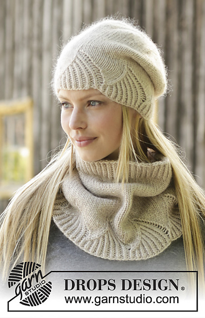 192-4 b White Amaryllis Neck Warmer