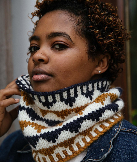 Tricolor Triangle Colorwork Cowl