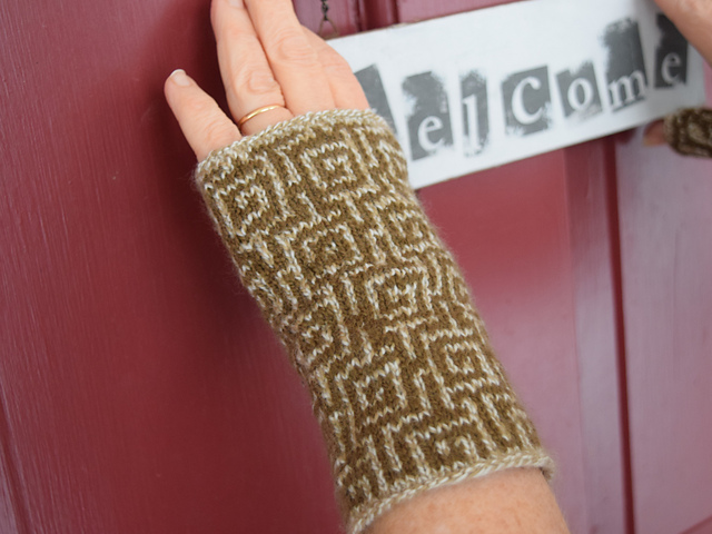 NO EXIT Maze Mitts