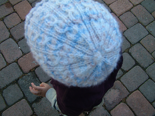 Slipped cable hat