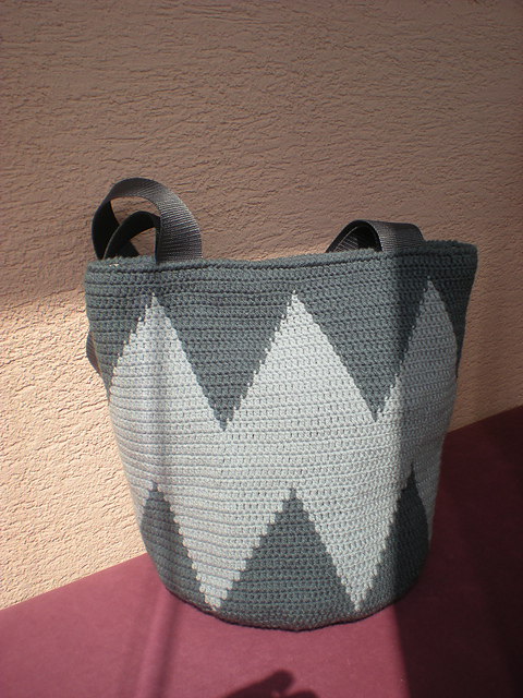 Sharp shoulder bag