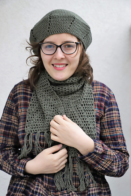 Anne with an E scarf