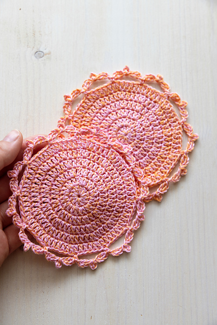 Quick and easy crochet coaster