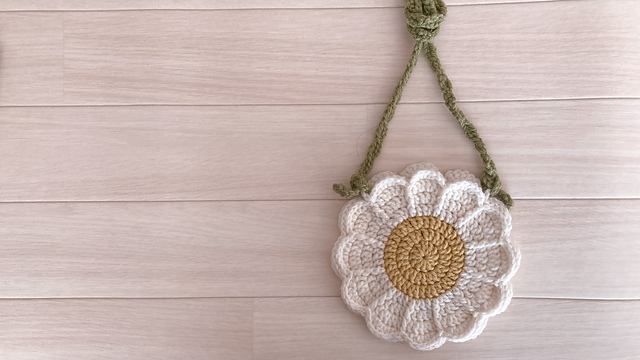 Ravelry: Daisy mini bag pattern by Tomoko Hori