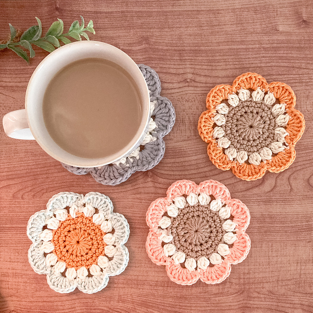 Ravelry: Bulky flower coaster pattern by Tomoko Hori