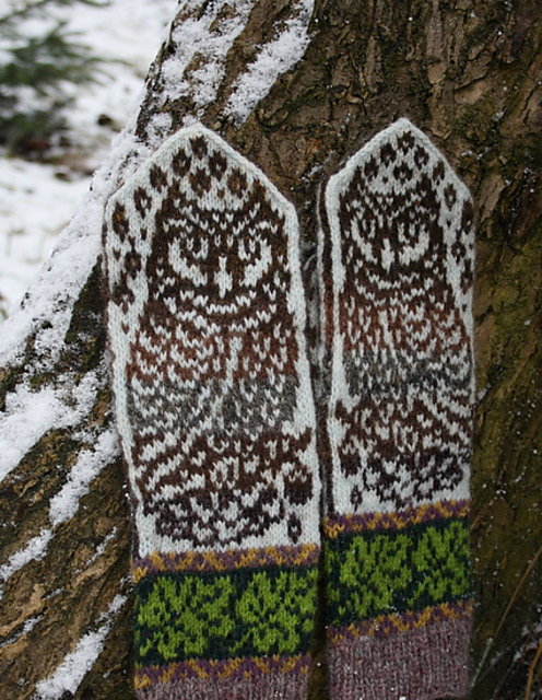 Owl in Oaks Mittens