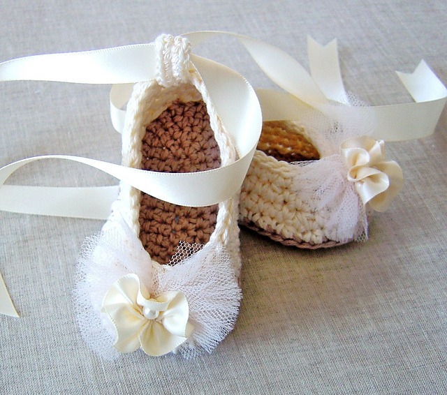 Ravelry Baby Ballerina Slippers pattern by Caroline Brooke