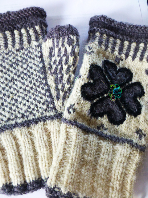 Fingerless mittens with hearts