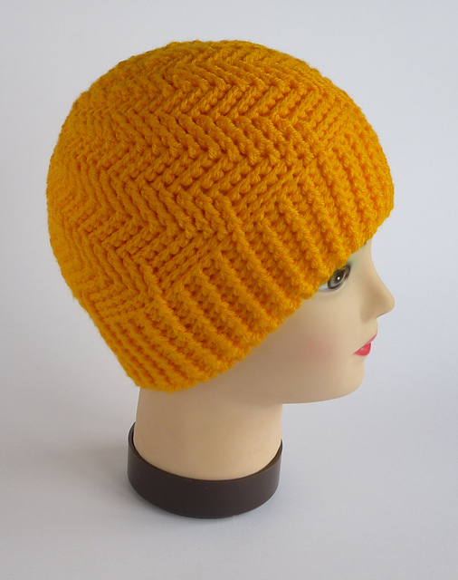 Unisex spiral-cabled hat