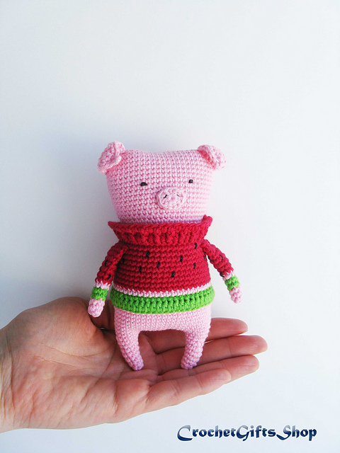 Amigurumi Piggy in sweater