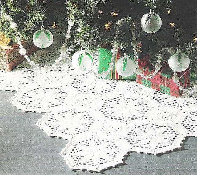 Ravelry Snow Poinsettias Tree Skirt pattern by Kim Guzman