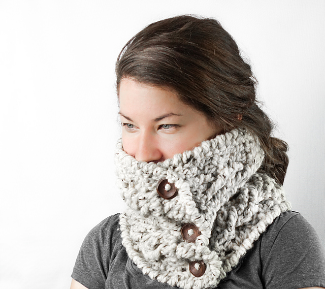 Buttonned chunky cowl
