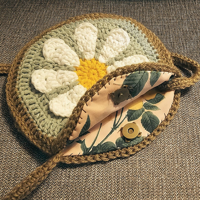 Ravelry: Retro Daisy Round Bag pattern by Crochet Musings