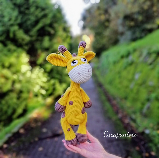 Greta the amigurumi giraffe