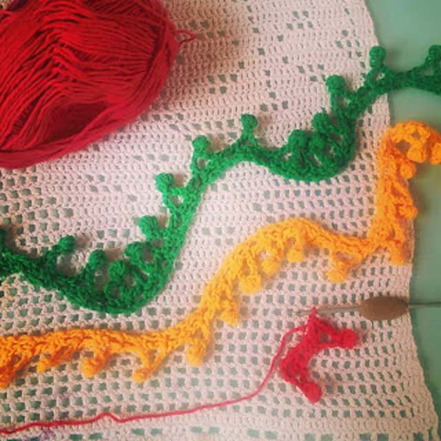 Pompon lace edging