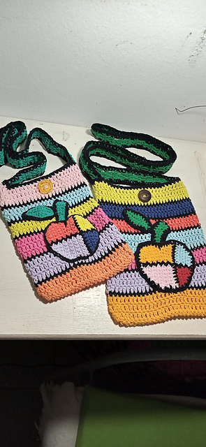 Yvá: striped crossbody bag with an apple