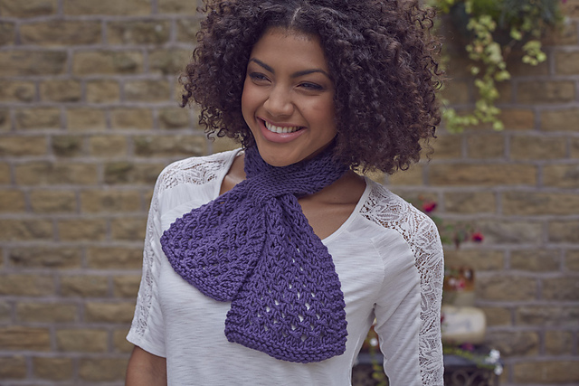 Lords a-leaping keyhole scarf