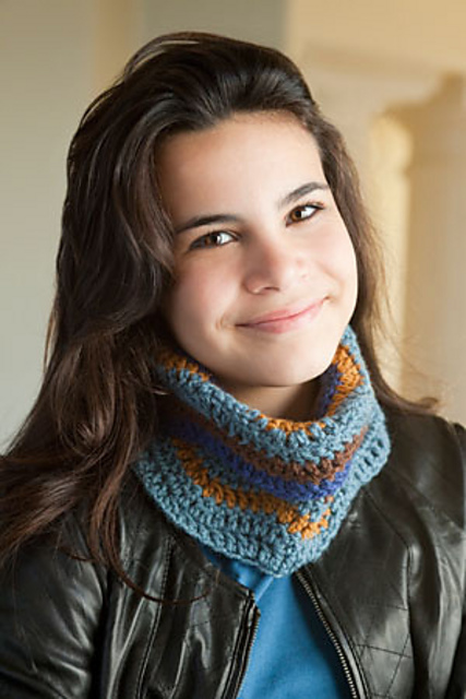 Crocheted Wavy Cowl