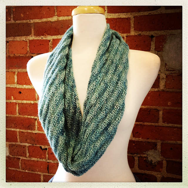 Rolling Wave Rings Cowl