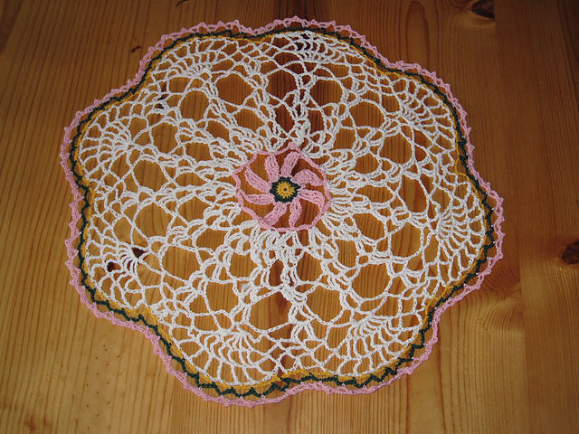 The Three Way Daisy - Round Doily