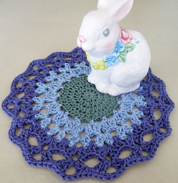 Tricolor Lacy Table Mat
