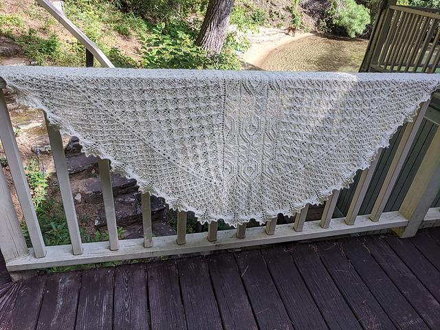A Shawl for Maems
