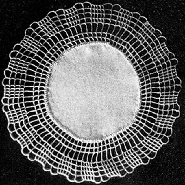 Doily with Crochet in Three Colors #418