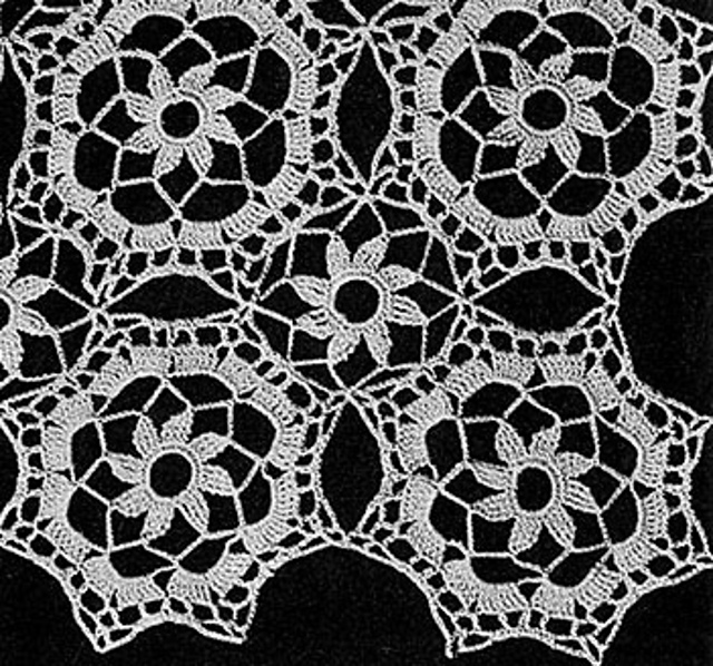 Tudor Dinner Cloth #7068